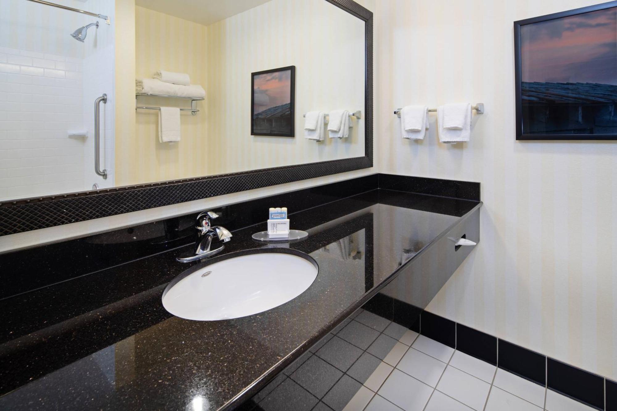 Fairfield Inn & Suites Seattle Bremerton Exterior photo